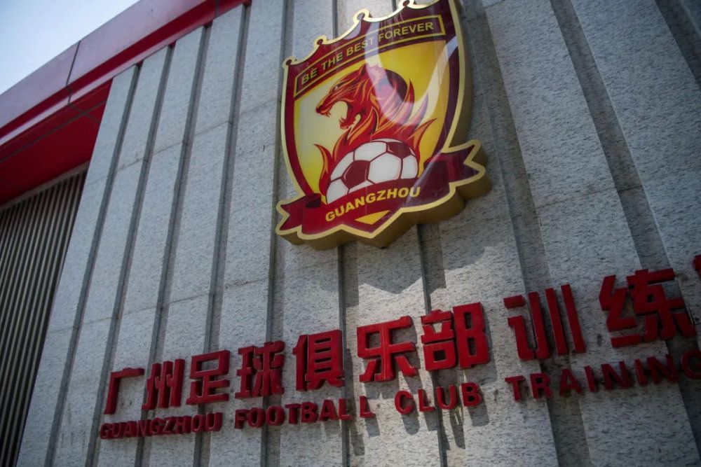 此时，原本因叶辰而密布的乌云已经散去，天边泛起了一道鱼肚白。